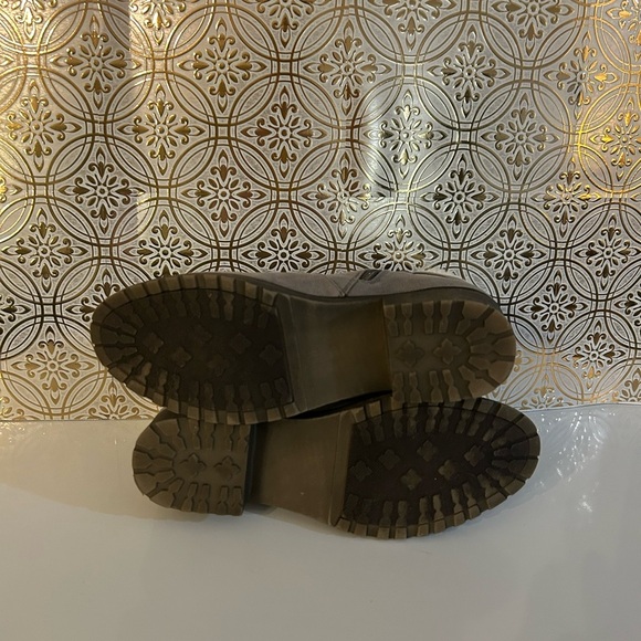 Serra Women’s Ankle Booties. Size 9. Zip closure. Preowned. Good condition. - Picture 8 of 8